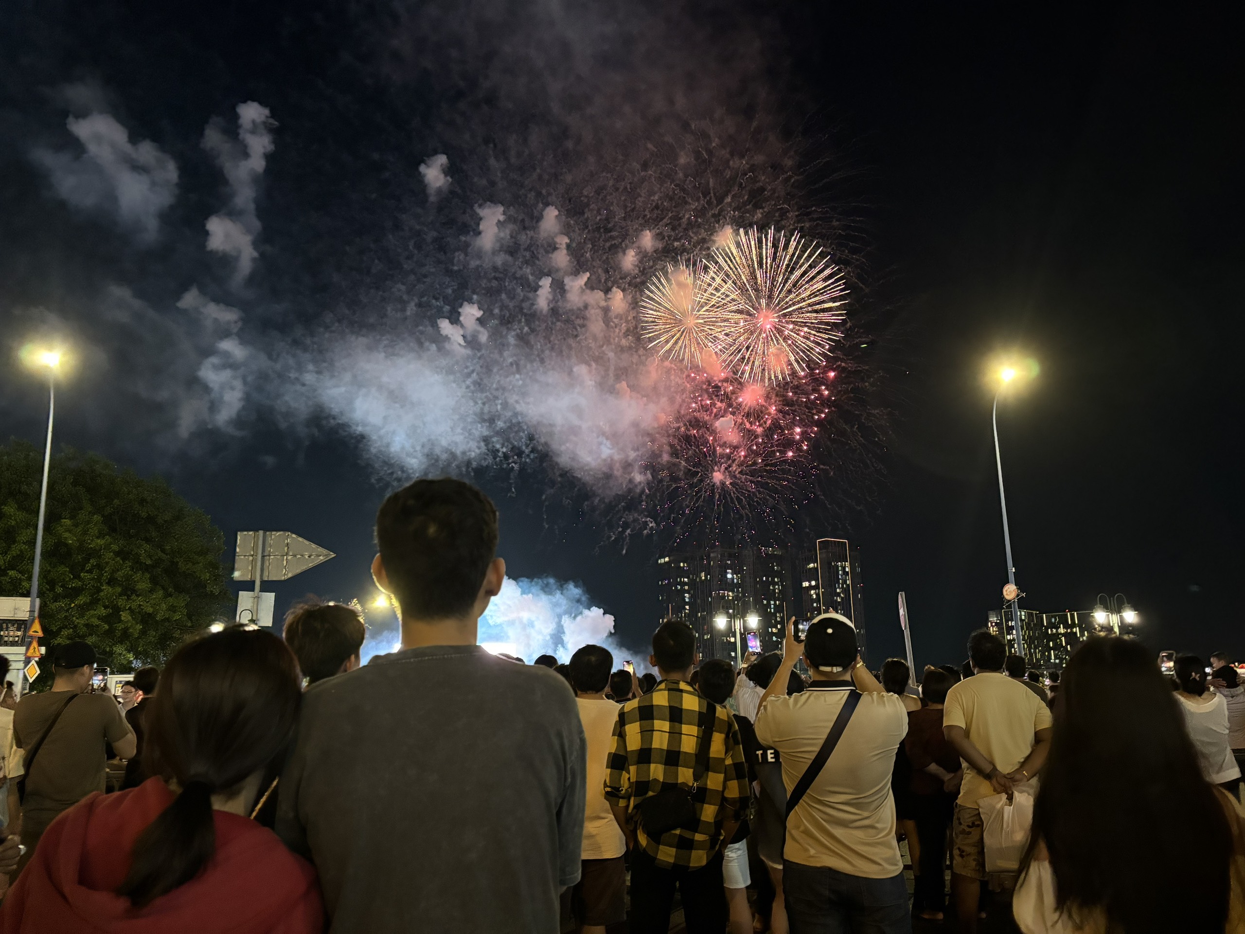 View -             Pháo hoa rực sáng trên bầu trời TP HCM mừng lễ 30-4    
