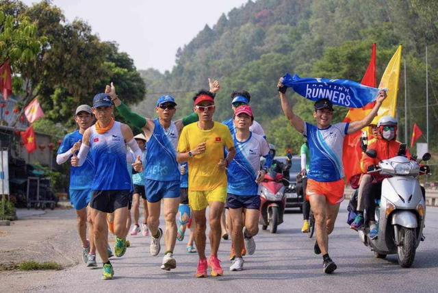 View -             'Dị nhân' Nguyễn Văn Long và cuộc chạy bộ xuyên Việt 1.846 km    