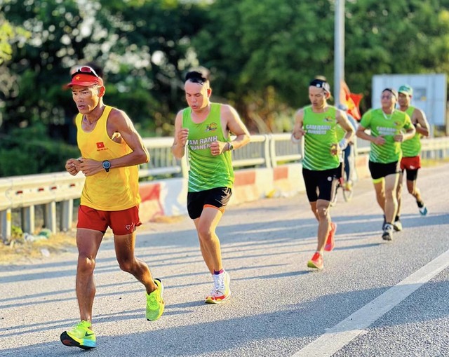             'Dị nhân' Nguyễn Văn Long và cuộc chạy bộ xuyên Việt 1.846 km    