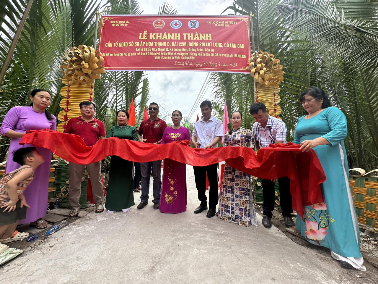             Nguyễn Trần Duy Nhất bán găng đấu để góp sức xây cầu giúp người dân Bến Tre    