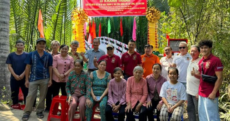             Nguyễn Trần Duy Nhất bán găng đấu để góp sức xây cầu giúp người dân Bến Tre    