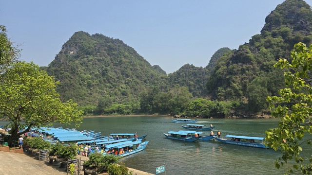 View -             Nóng đỉnh điểm, 20.000 lượt du khách đổ xô đến Phong Nha    