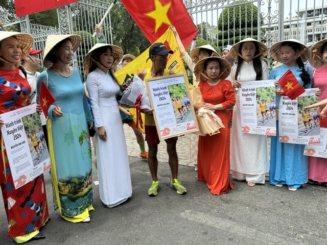 View -             'Dị nhân' Nguyễn Văn Long và cuộc chạy bộ xuyên Việt 1.846 km    