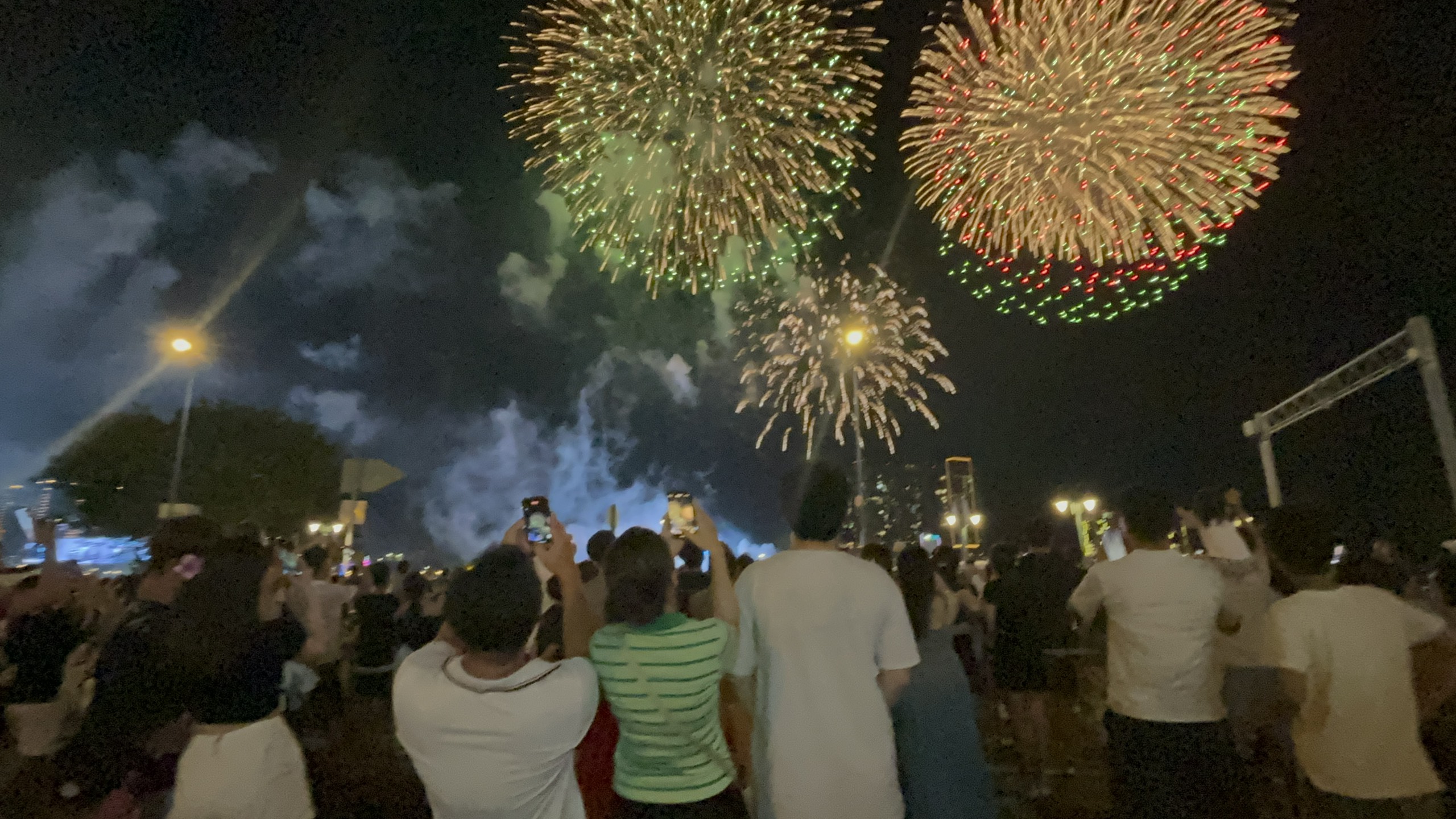             Pháo hoa rực sáng trên bầu trời TP HCM mừng lễ 30-4    