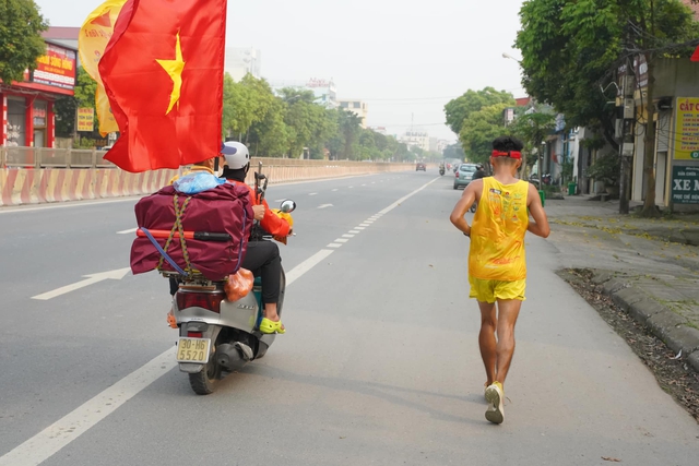 View -             'Dị nhân' Nguyễn Văn Long và cuộc chạy bộ xuyên Việt 1.846 km    