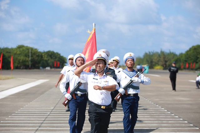 View -             CLIP: Thiêng liêng lễ chào cờ Tổ quốc trên đảo Trường Sa    