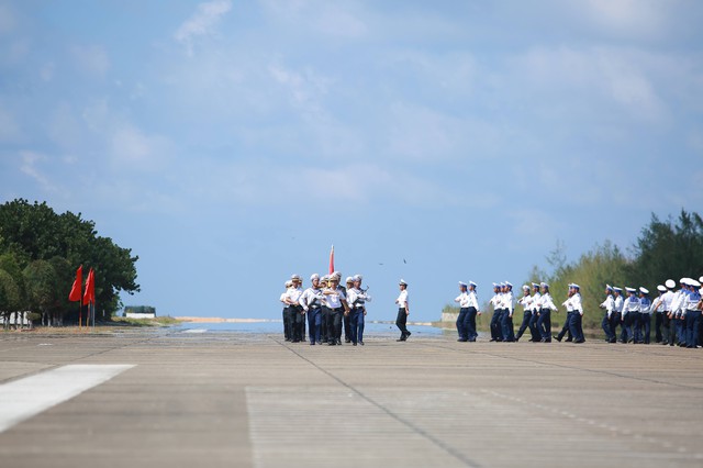             CLIP: Thiêng liêng lễ chào cờ Tổ quốc trên đảo Trường Sa    