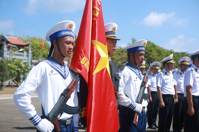 View -             CLIP: Thiêng liêng lễ chào cờ Tổ quốc trên đảo Trường Sa    