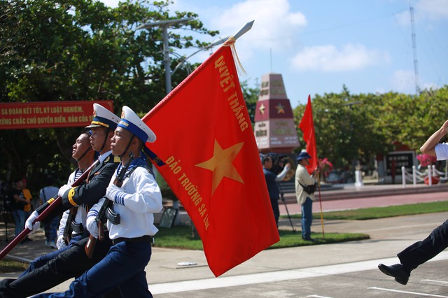             CLIP: Thiêng liêng lễ chào cờ Tổ quốc trên đảo Trường Sa    