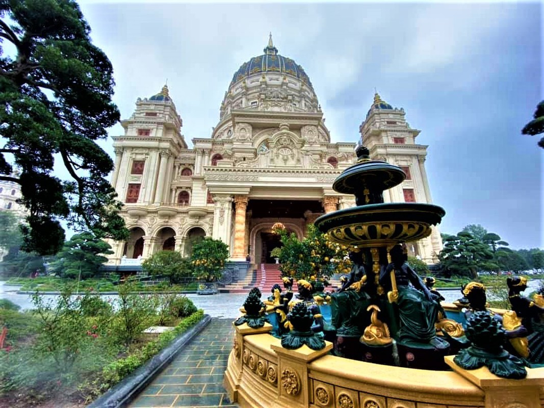 View -             Cận cảnh tòa lâu đài dát vàng nghìn tỷ của đại gia Ninh Bình    