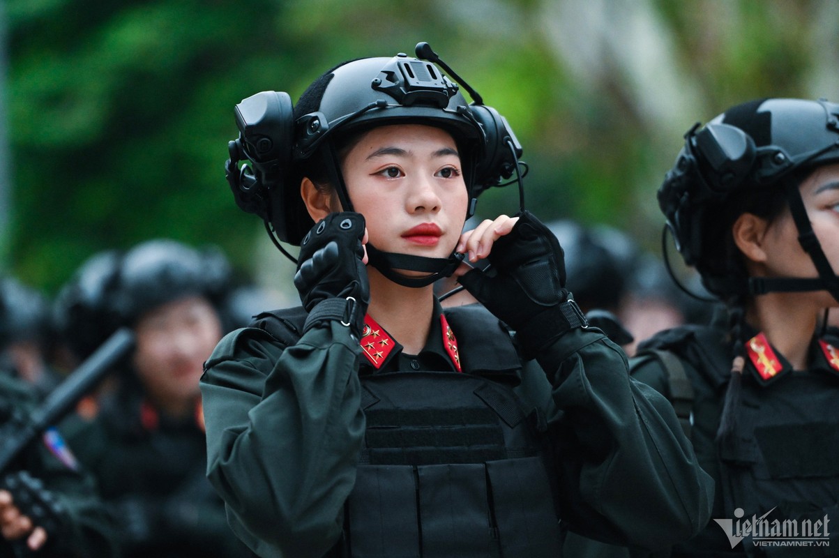 View -             Nhan sắc xinh đẹp của cô gái đi đầu diễu binh Điện Biên Phủ    
