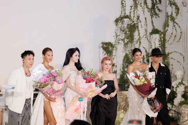 View -             Hồ Ngọc Hà và dàn hoa hậu, siêu mẫu đưa giấc mơ hạnh phúc lên sân khấu thời trang quốc tế    
