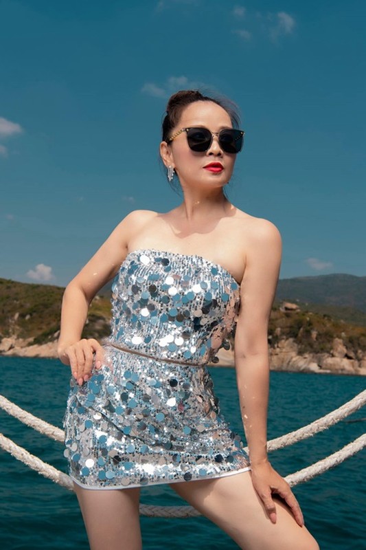            'Người đẹp Tây Đô' Hoài An khoe dáng nuột với bikini trên bờ biển    