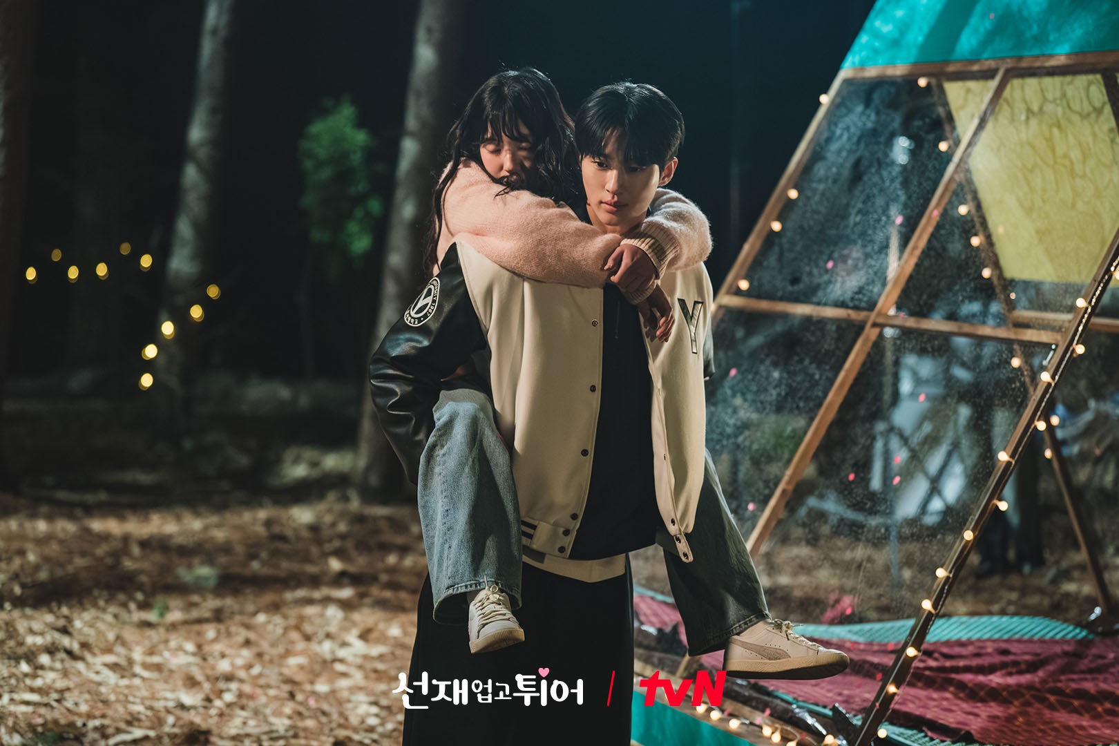 View -             'Lovely Runner' tập 9: Im Sol cố ý tránh Sun Jae trong lần du hành mới    