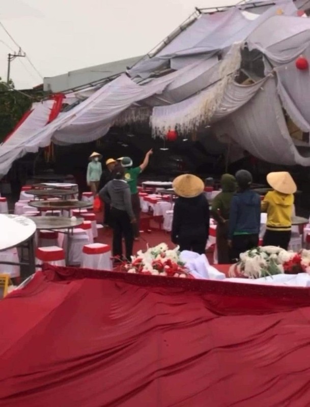 View -             Rạp đám cưới đổ sập, netizen hỏi 'tội thầy' xem ngày    