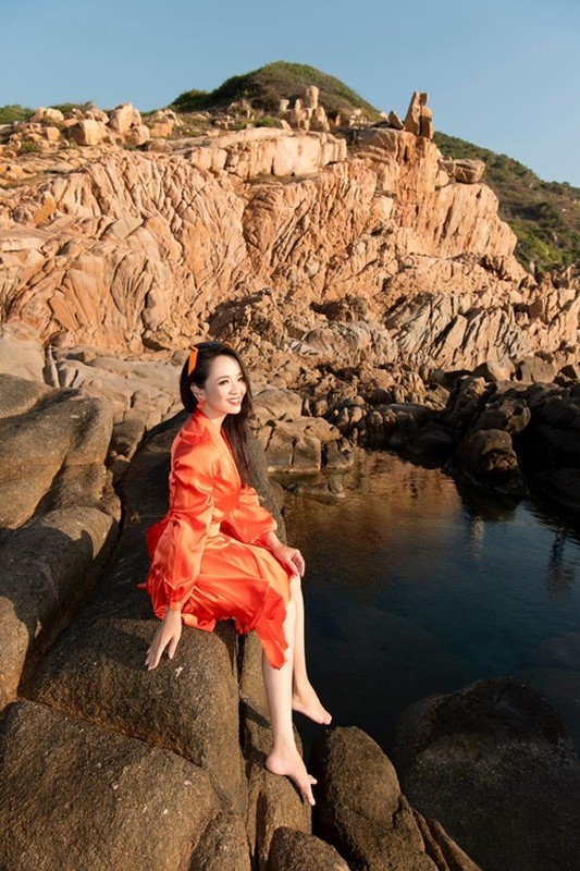 View -             'Người đẹp Tây Đô' Hoài An khoe dáng nuột với bikini trên bờ biển    