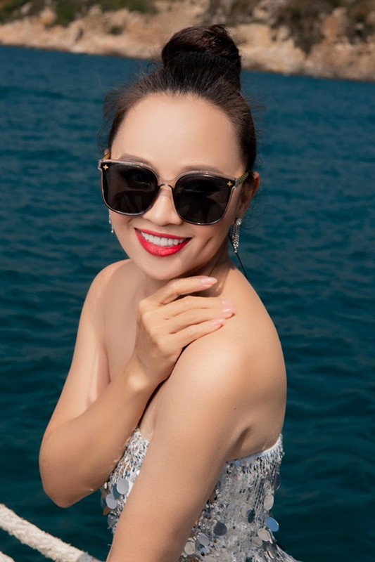             'Người đẹp Tây Đô' Hoài An khoe dáng nuột với bikini trên bờ biển    