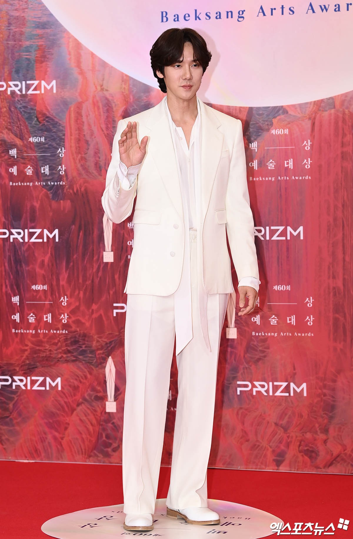 View -             Thảm đỏ Baeksang Arts Awards 2024: Lim Ji Yeon - Krystal khoe vòng eo con kiến, Kim Soo Hyun - Park Bo Gum cực cuốn hút    