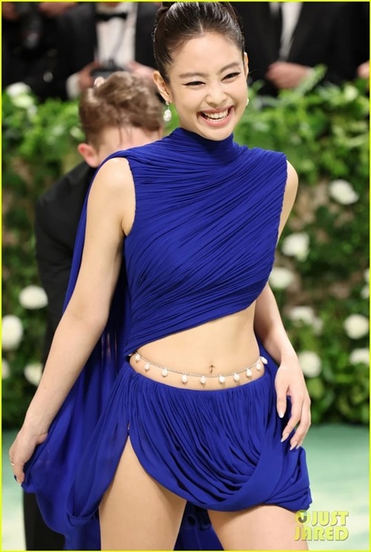 View -             Jennie nhóm BlackPink khoe vòng eo rắn nước ở Met Gala 2024    