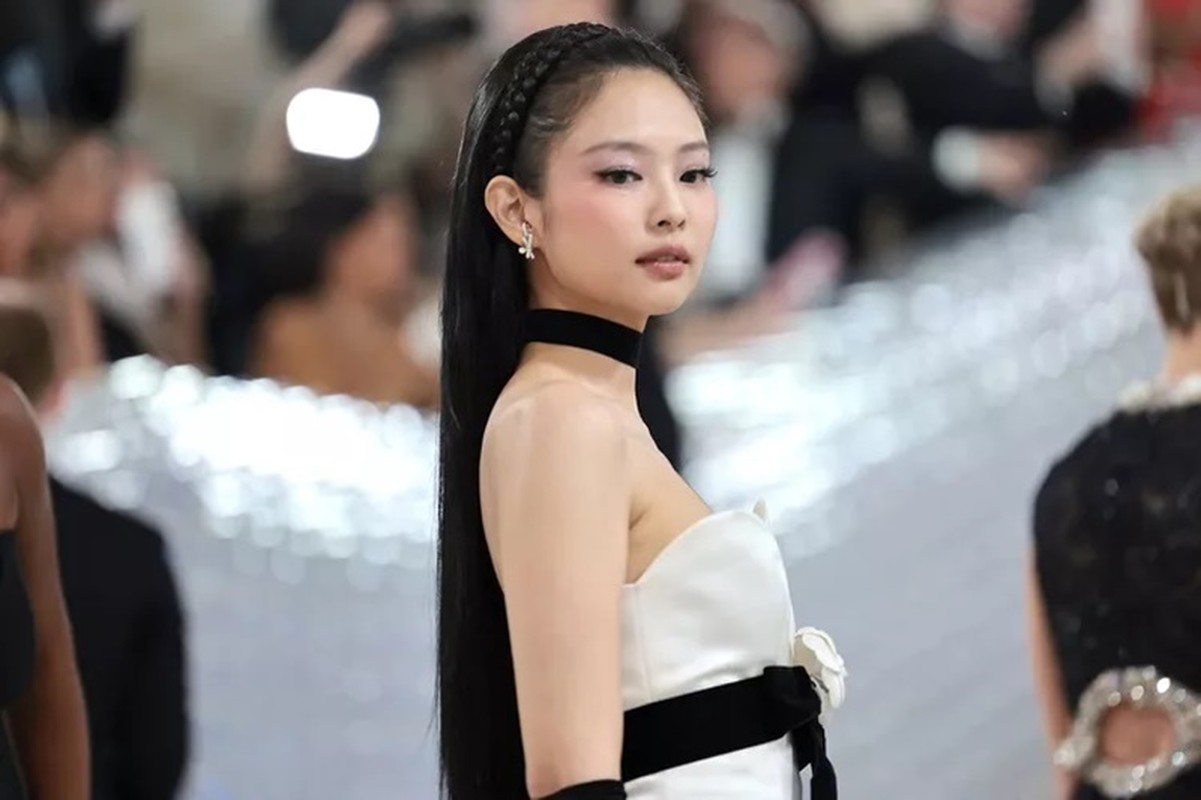 View -             Jennie nhóm BlackPink khoe vòng eo rắn nước ở Met Gala 2024    