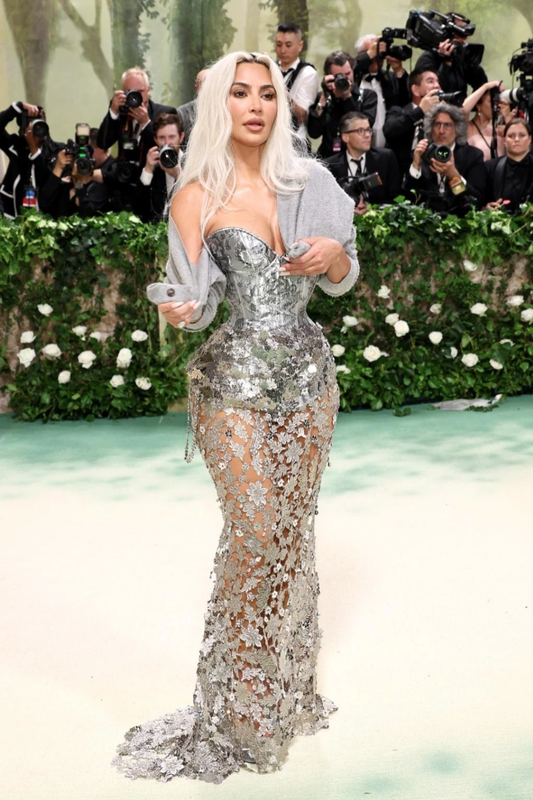View -             Kim Kardashian gây sốt với vòng eo siêu bé, vóc dáng nóng bỏng    