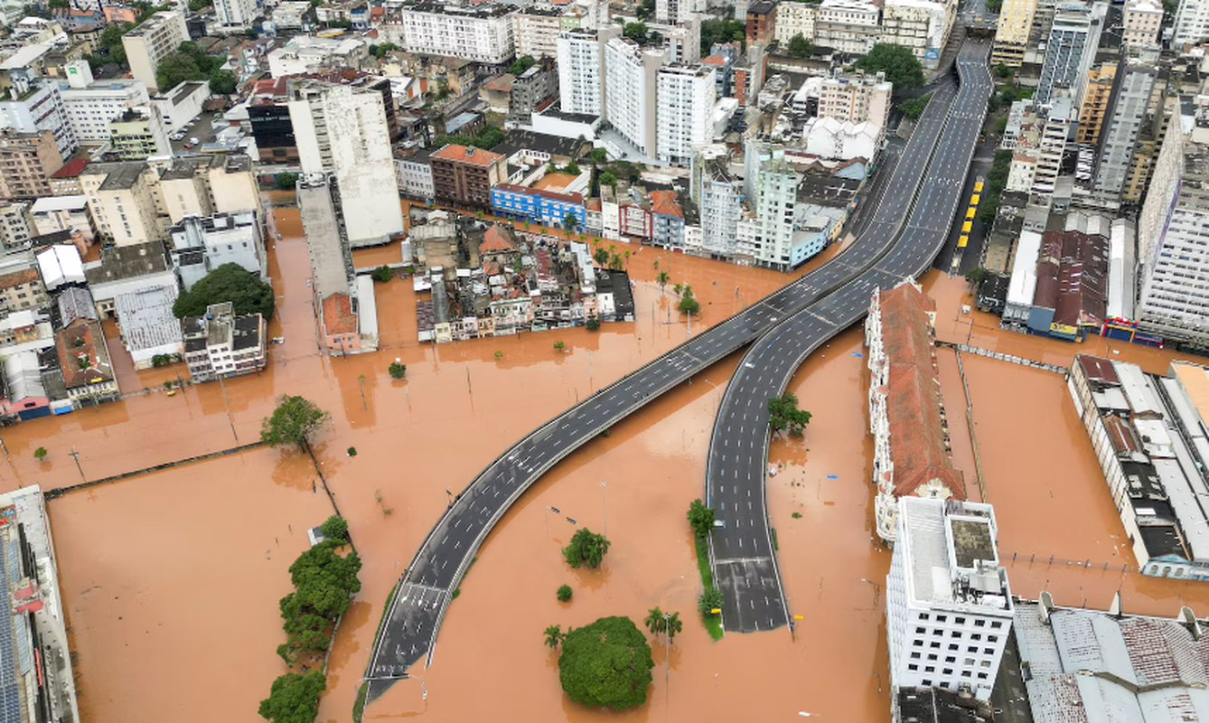 View -             Hãi hùng cảnh phố biến thành sông vì mưa lũ ở Brazil    