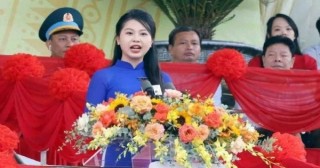 
Nhan sắc cô gái phát biểu tại lễ kỷ niệm 70 năm Điện Biên 