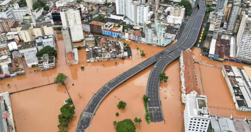             Hãi hùng cảnh phố biến thành sông vì mưa lũ ở Brazil    