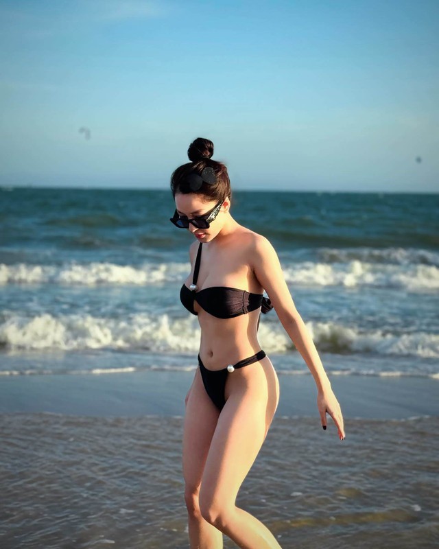 View -             Hot girl từng lộ clip nóng nhan sắc xinh đẹp, diện bikini cực chiến    