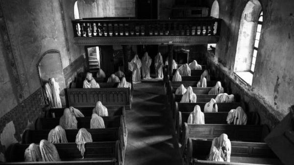 Sự thật về các 'hồn ma' cúi đầu cầu nguyện trong nhà thờ bỏ hoang 