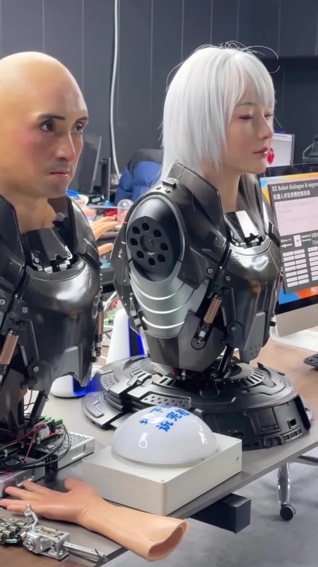             Bên trong nhà máy Trung Quốc sản xuất robot giống người thật    