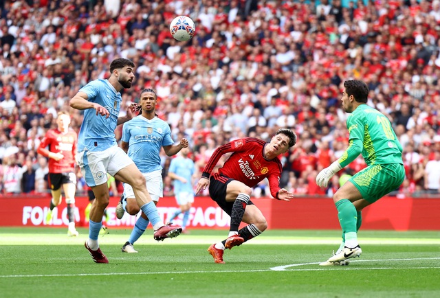 View -             Hai đòn 'sát thủ' trong 9 phút, Man United hạ Man City giành FA Cup    