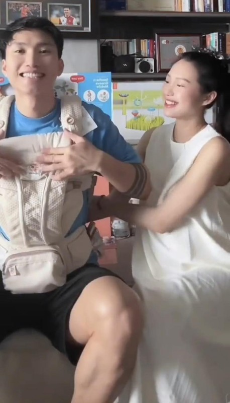             Netizen hạnh phúc lây khoảnh khắc Đoàn Văn Hậu tập làm bố bỉm sữa    