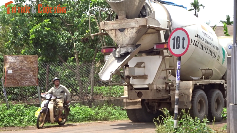 View -             Đắk Lắk: Xe chở bê tông Long Phát 'bức tử' đường 10 tấn    