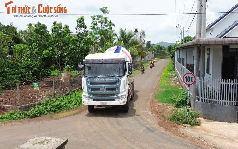             Đắk Lắk: Xe chở bê tông Long Phát 'bức tử' đường 10 tấn    