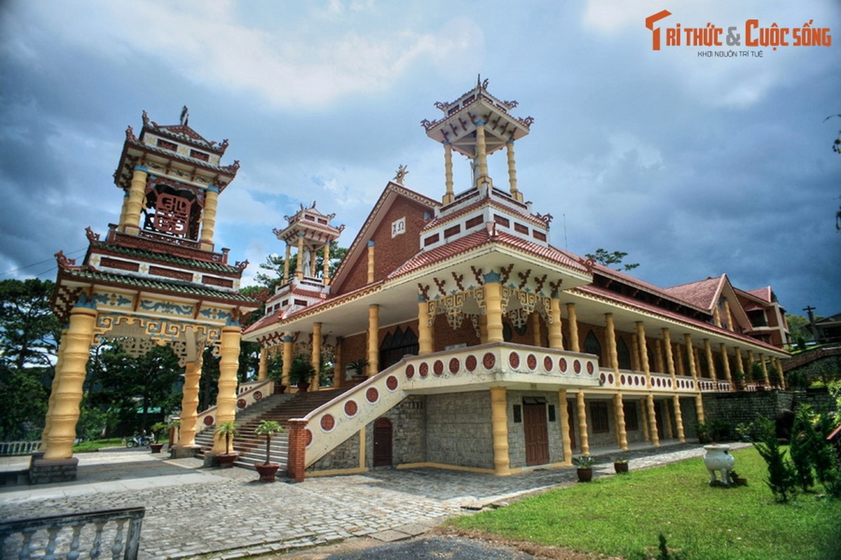 View -             Loạt nhà thờ 'nửa Tây nửa ta' độc đáo nhất Việt Nam    