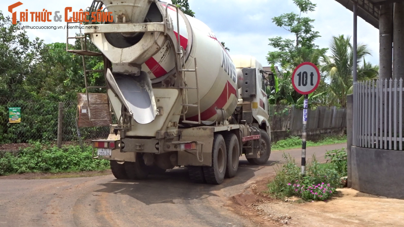 View -             Đắk Lắk: Xe chở bê tông Long Phát 'bức tử' đường 10 tấn    