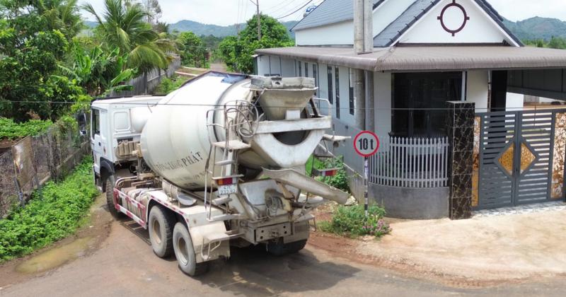             Đắk Lắk: Xe chở bê tông Long Phát 'bức tử' đường 10 tấn    