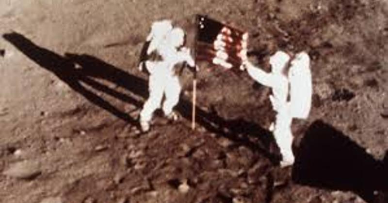 View -             Ly kỳ số phận lá cờ Mỹ cắm trên Mặt Trăng    