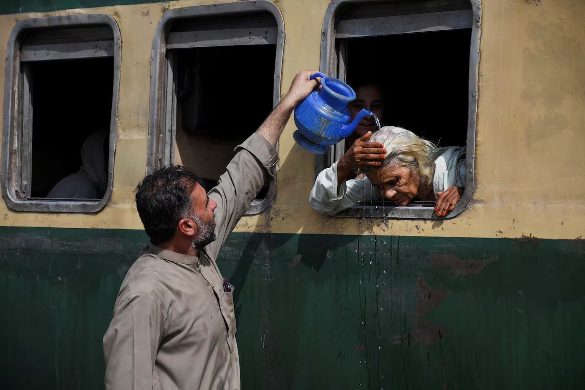             Cảnh người dân Pakistan vật lộn với cái nóng 'thiêu đốt' 52 độ C    