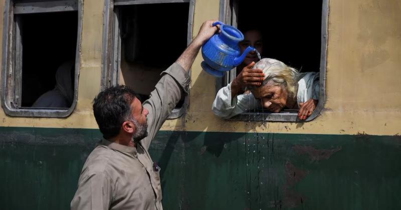             Cảnh người dân Pakistan vật lộn với cái nóng 'thiêu đốt' 52 độ C    