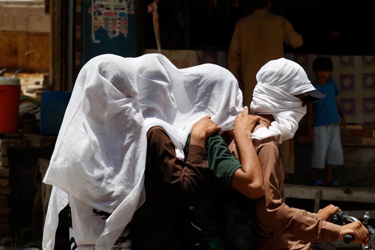View -             Cảnh người dân Pakistan vật lộn với cái nóng 'thiêu đốt' 52 độ C    