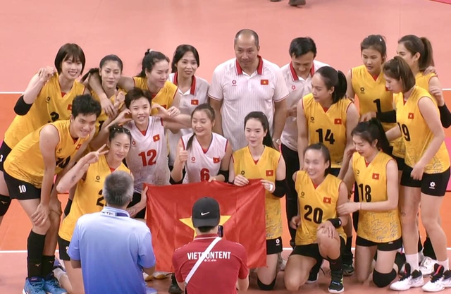             Đánh bại Kazakhstan, tuyển nữ Việt Nam bảo vệ ngôi hậu AVC Challenge Cup    