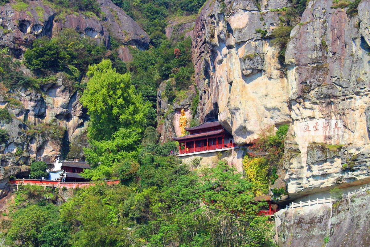 View -             Kinh ngạc những đền thờ cổ nằm cheo leo trên vách đá    