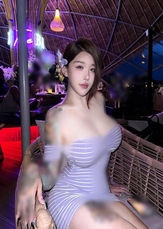 View -             Hot girl xăm kín người mặc hở khoe vòng một 'khủng' trong phòng tập    