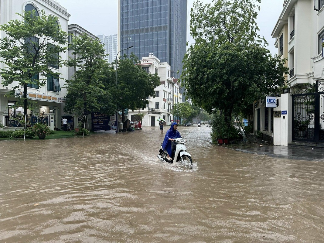 View -             Mưa lớn khiến nhiều tuyến phố Hà Nội ngập sâu trong biển nước    