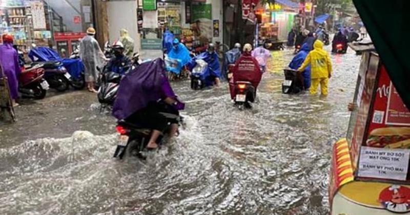 View -             Mưa lớn khiến nhiều tuyến phố Hà Nội ngập sâu trong biển nước    