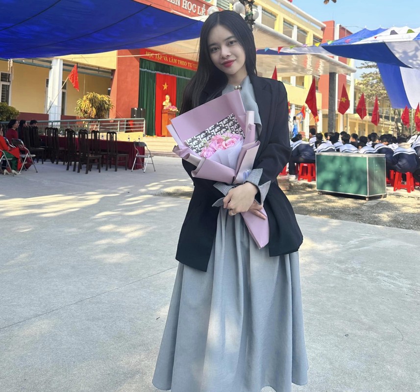             Nhan sắc cô giáo Gen Z đẹp 'chuẩn fashionista', đam mê môn Ngữ văn    