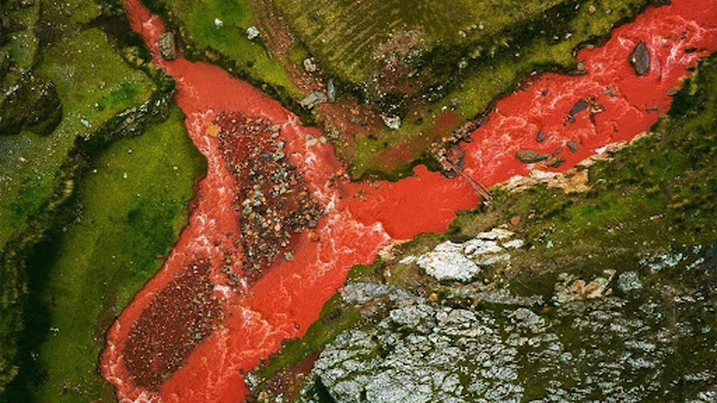 Choáng váng dòng sông kỳ lạ nước đỏ như máu ở Peru
