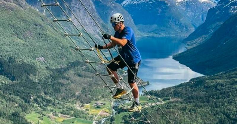 View -             Rùng mình hành trình leo thang dây lên núi Na Uy ngắm cảnh    